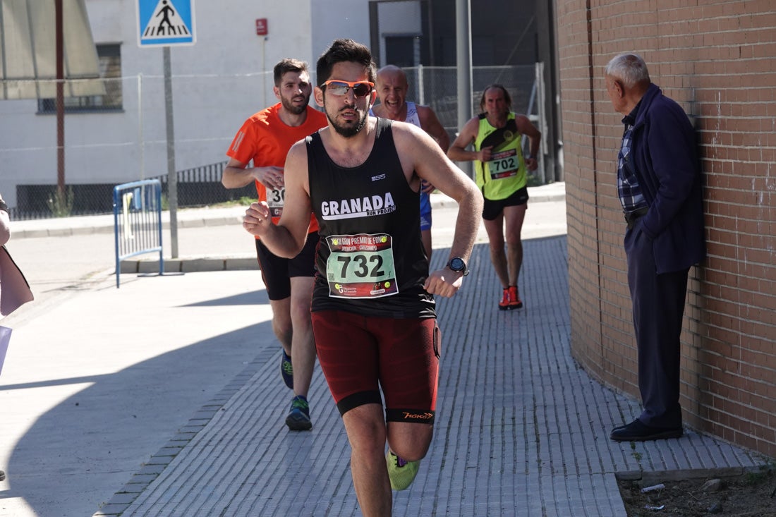 Manuel Santiago entra vistorioso a meta en la prueba de fondo de Loja. También lo hace victoriosa la más veterana de la cita. Y cientos de corredores desilan camino de la llegada al tartán.