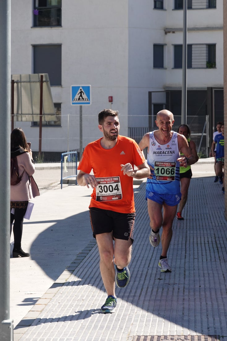 Manuel Santiago entra vistorioso a meta en la prueba de fondo de Loja. También lo hace victoriosa la más veterana de la cita. Y cientos de corredores desilan camino de la llegada al tartán.