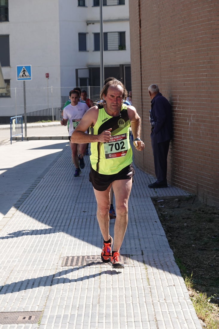 Manuel Santiago entra vistorioso a meta en la prueba de fondo de Loja. También lo hace victoriosa la más veterana de la cita. Y cientos de corredores desilan camino de la llegada al tartán.