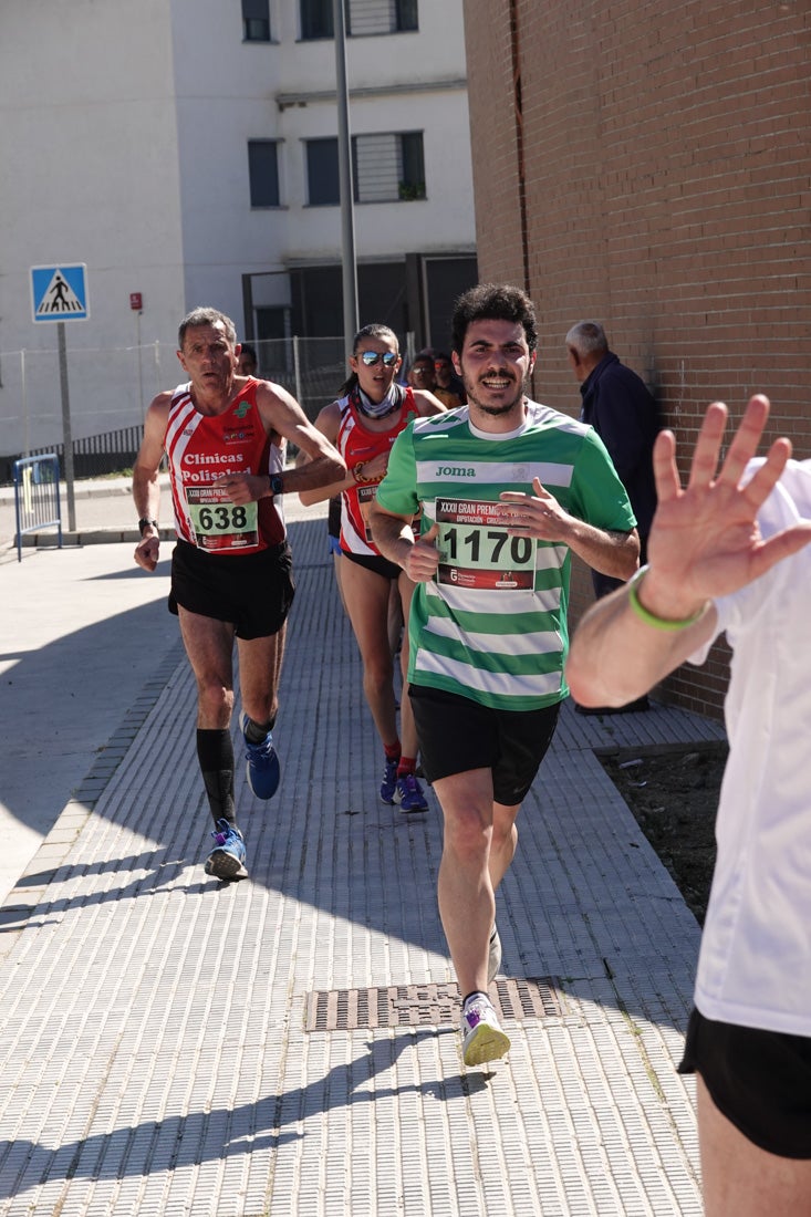 Manuel Santiago entra vistorioso a meta en la prueba de fondo de Loja. También lo hace victoriosa la más veterana de la cita. Y cientos de corredores desilan camino de la llegada al tartán.