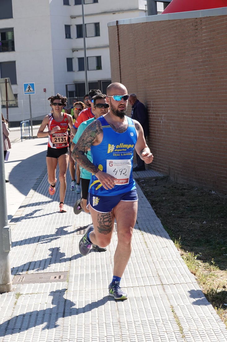 Manuel Santiago entra vistorioso a meta en la prueba de fondo de Loja. También lo hace victoriosa la más veterana de la cita. Y cientos de corredores desilan camino de la llegada al tartán.