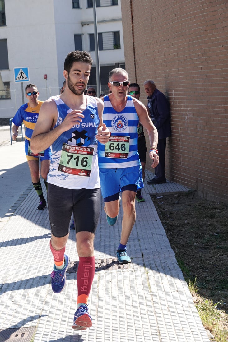 Manuel Santiago entra vistorioso a meta en la prueba de fondo de Loja. También lo hace victoriosa la más veterana de la cita. Y cientos de corredores desilan camino de la llegada al tartán.