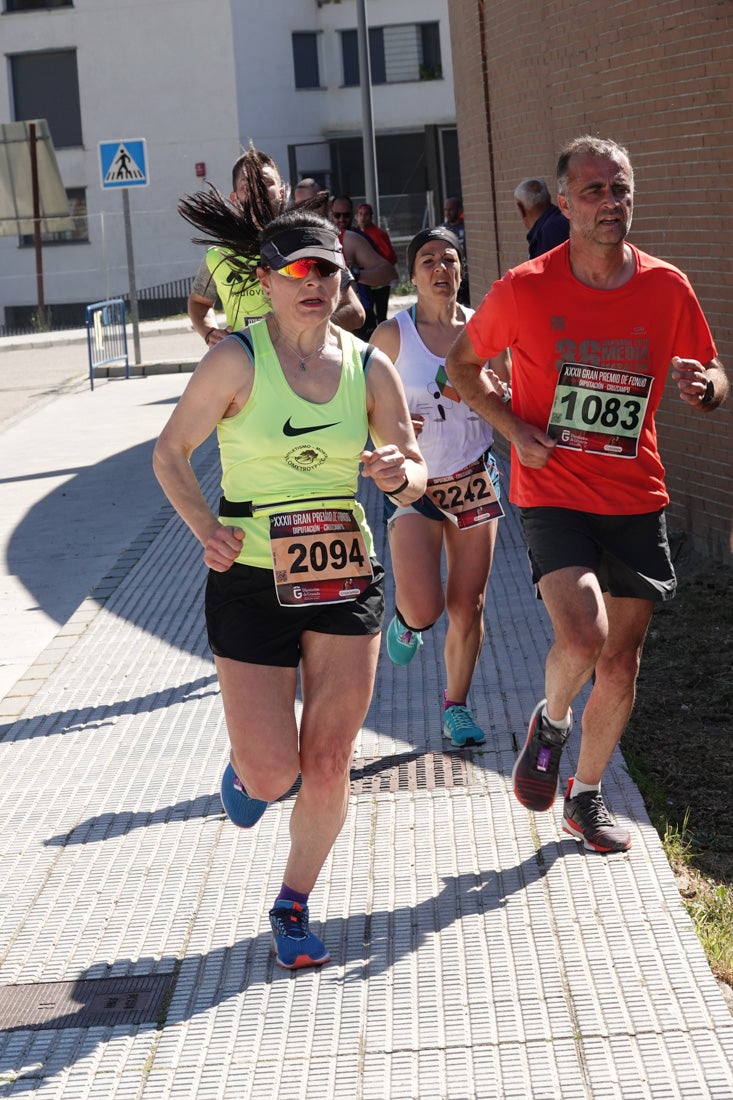 Manuel Santiago entra vistorioso a meta en la prueba de fondo de Loja. También lo hace victoriosa la más veterana de la cita. Y cientos de corredores desilan camino de la llegada al tartán.