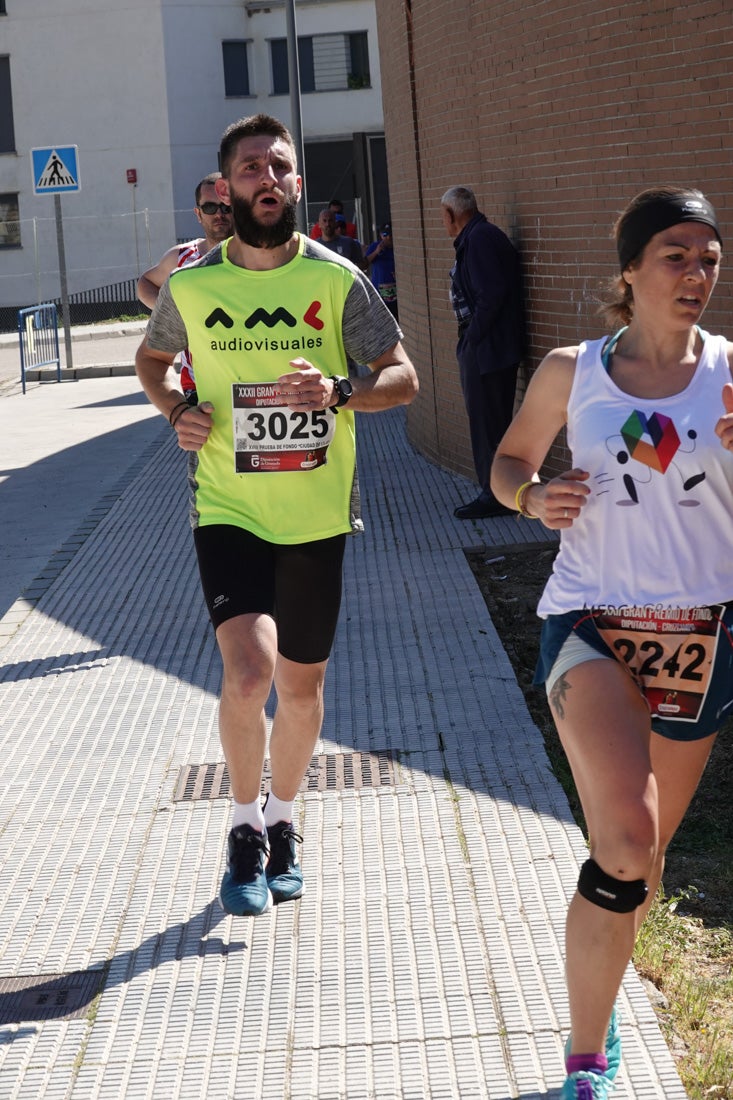 Manuel Santiago entra vistorioso a meta en la prueba de fondo de Loja. También lo hace victoriosa la más veterana de la cita. Y cientos de corredores desilan camino de la llegada al tartán.