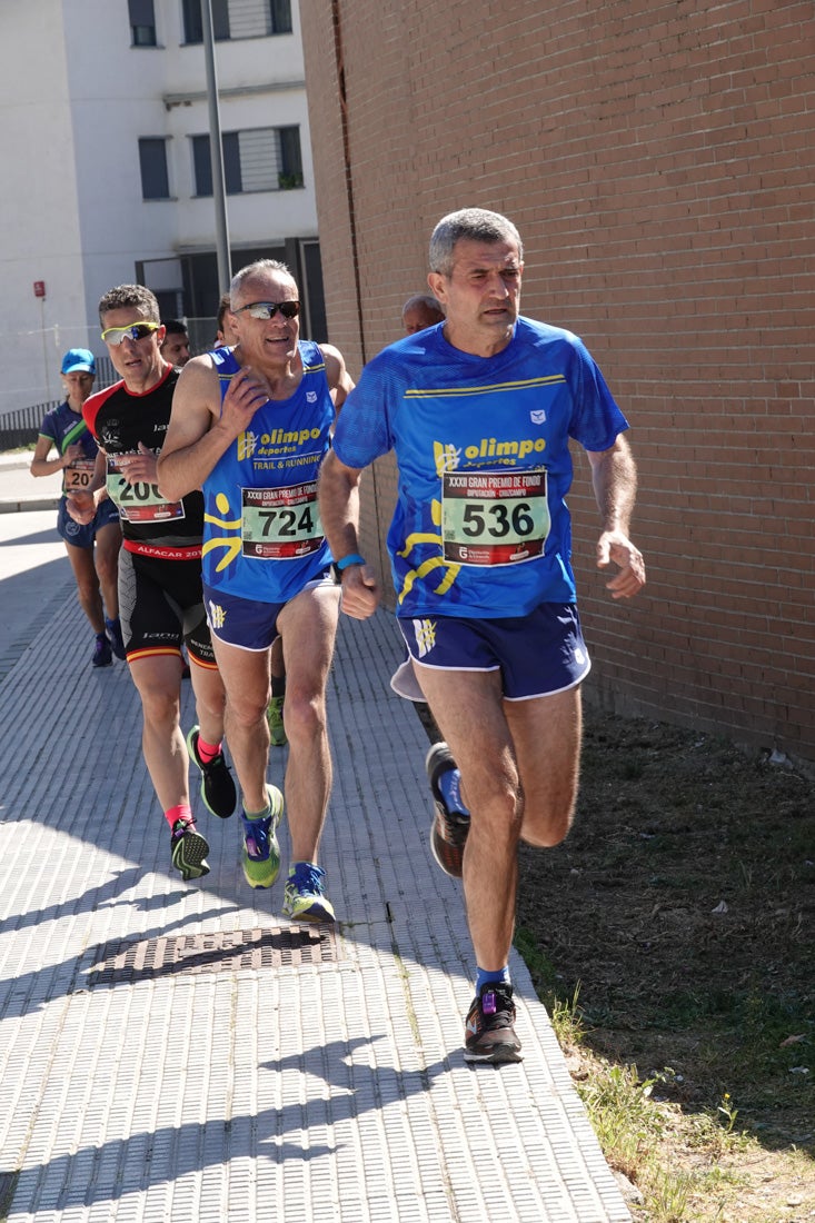 Manuel Santiago entra vistorioso a meta en la prueba de fondo de Loja. También lo hace victoriosa la más veterana de la cita. Y cientos de corredores desilan camino de la llegada al tartán.