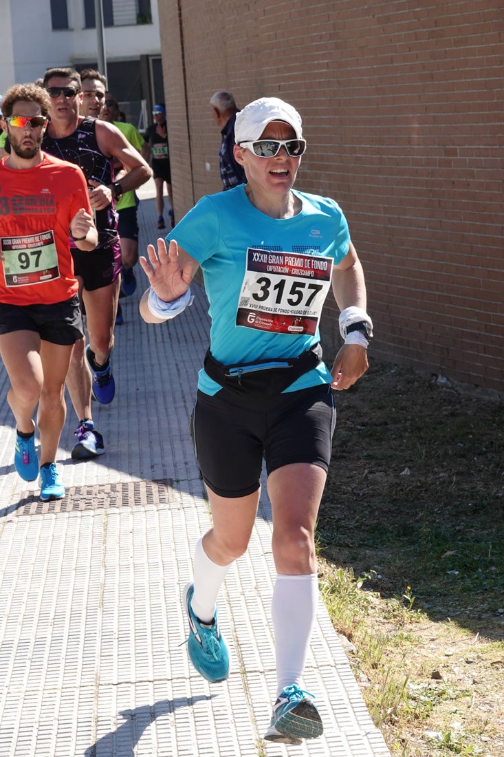 Manuel Santiago entra vistorioso a meta en la prueba de fondo de Loja. También lo hace victoriosa la más veterana de la cita. Y cientos de corredores desilan camino de la llegada al tartán.