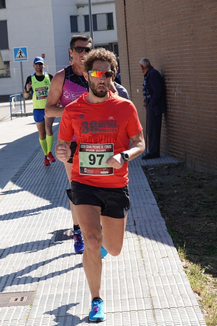 Manuel Santiago entra vistorioso a meta en la prueba de fondo de Loja. También lo hace victoriosa la más veterana de la cita. Y cientos de corredores desilan camino de la llegada al tartán.