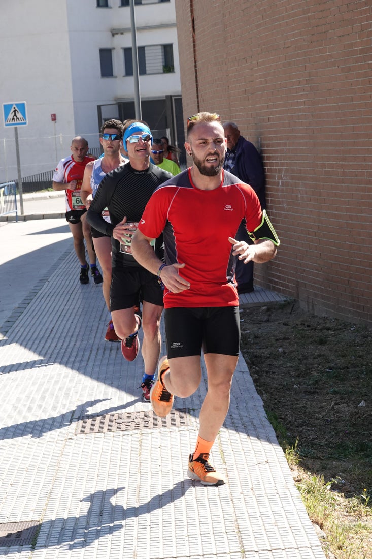 Manuel Santiago entra vistorioso a meta en la prueba de fondo de Loja. También lo hace victoriosa la más veterana de la cita. Y cientos de corredores desilan camino de la llegada al tartán.