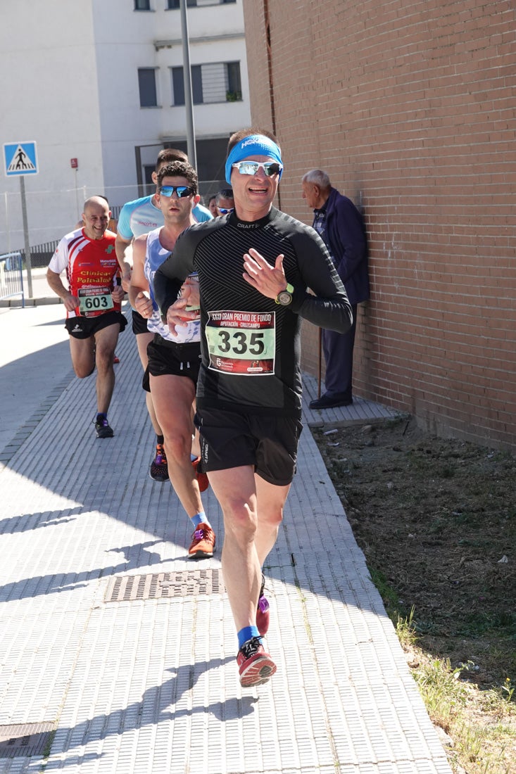 Manuel Santiago entra vistorioso a meta en la prueba de fondo de Loja. También lo hace victoriosa la más veterana de la cita. Y cientos de corredores desilan camino de la llegada al tartán.