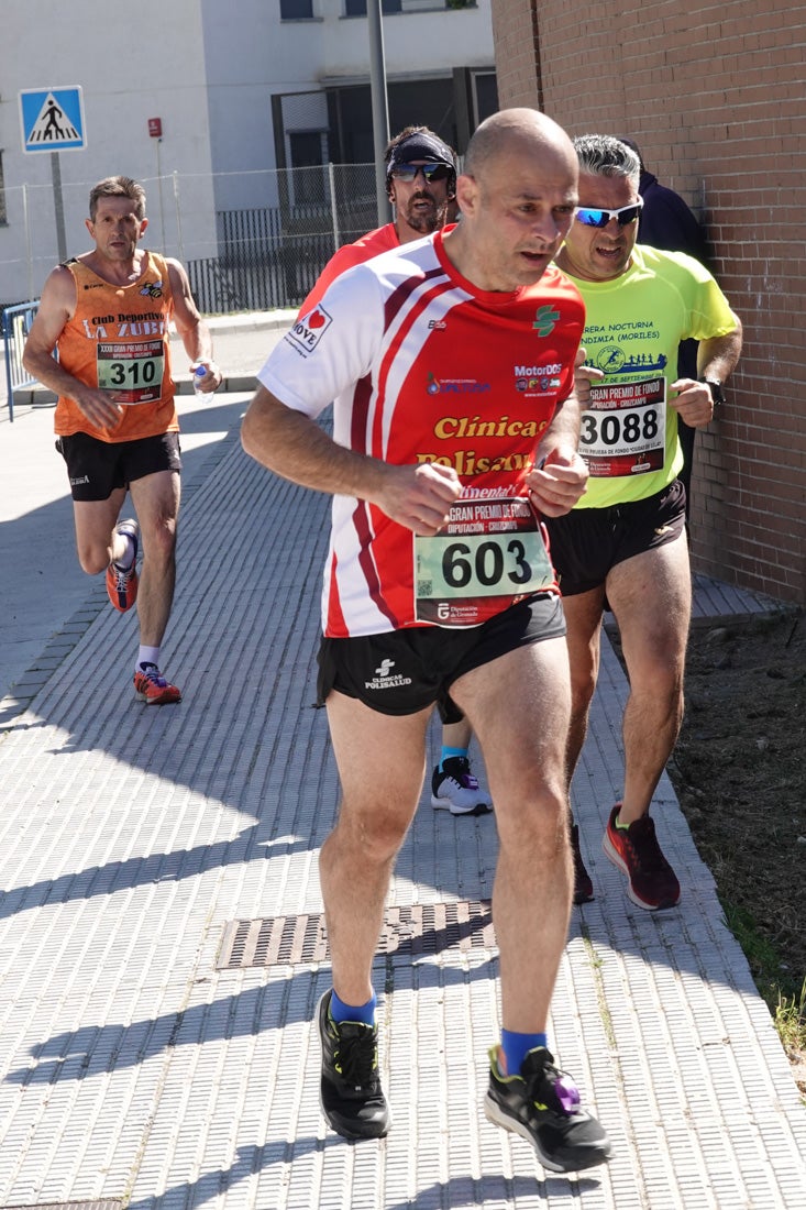 Manuel Santiago entra vistorioso a meta en la prueba de fondo de Loja. También lo hace victoriosa la más veterana de la cita. Y cientos de corredores desilan camino de la llegada al tartán.