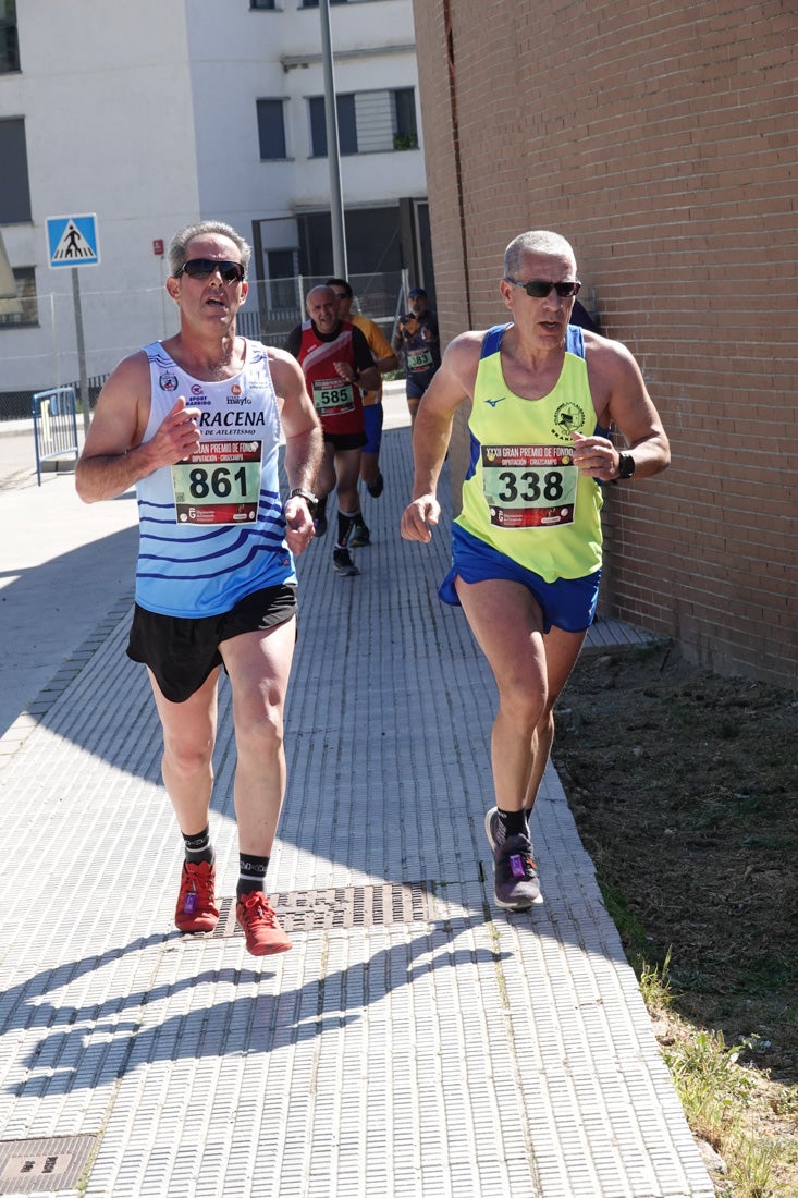 Manuel Santiago entra vistorioso a meta en la prueba de fondo de Loja. También lo hace victoriosa la más veterana de la cita. Y cientos de corredores desilan camino de la llegada al tartán.