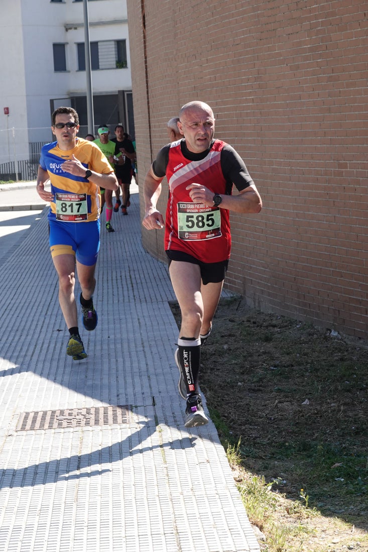 Manuel Santiago entra vistorioso a meta en la prueba de fondo de Loja. También lo hace victoriosa la más veterana de la cita. Y cientos de corredores desilan camino de la llegada al tartán.