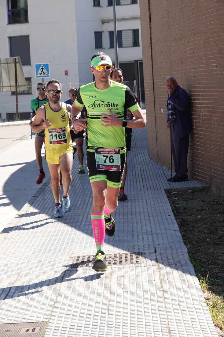 Manuel Santiago entra vistorioso a meta en la prueba de fondo de Loja. También lo hace victoriosa la más veterana de la cita. Y cientos de corredores desilan camino de la llegada al tartán.