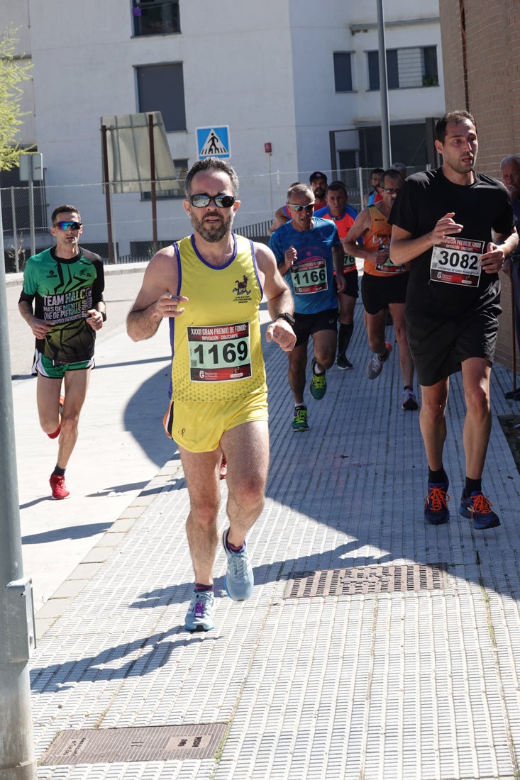 Manuel Santiago entra vistorioso a meta en la prueba de fondo de Loja. También lo hace victoriosa la más veterana de la cita. Y cientos de corredores desilan camino de la llegada al tartán.