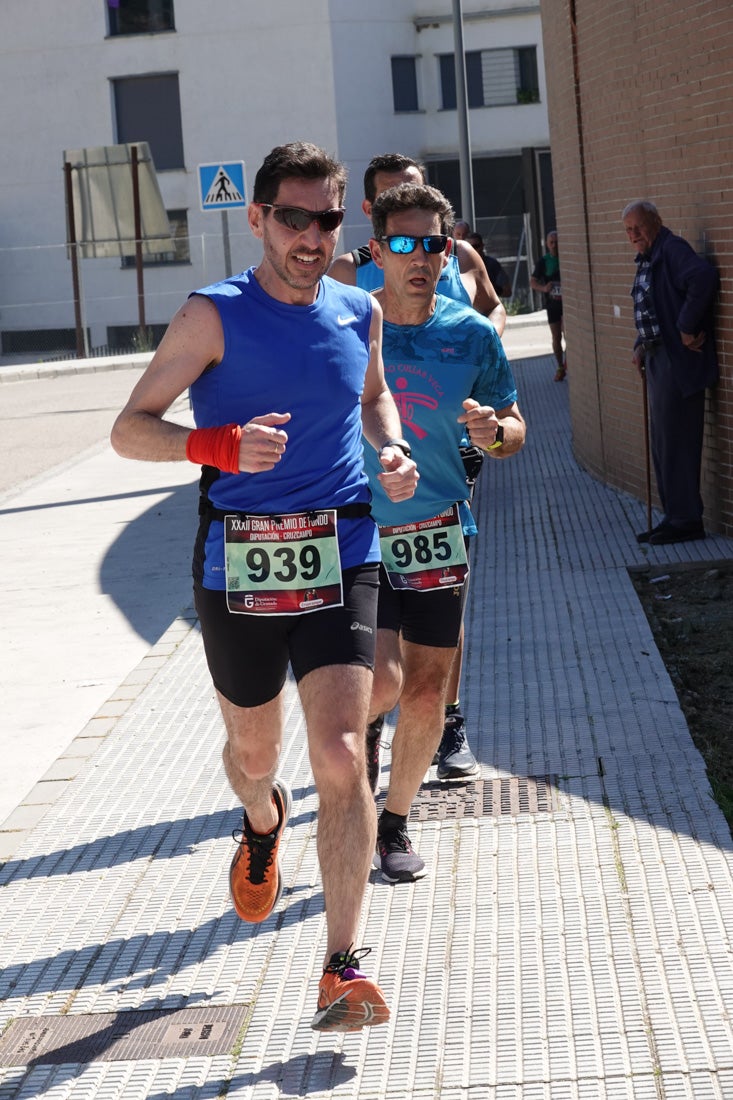 Manuel Santiago entra vistorioso a meta en la prueba de fondo de Loja. También lo hace victoriosa la más veterana de la cita. Y cientos de corredores desilan camino de la llegada al tartán.