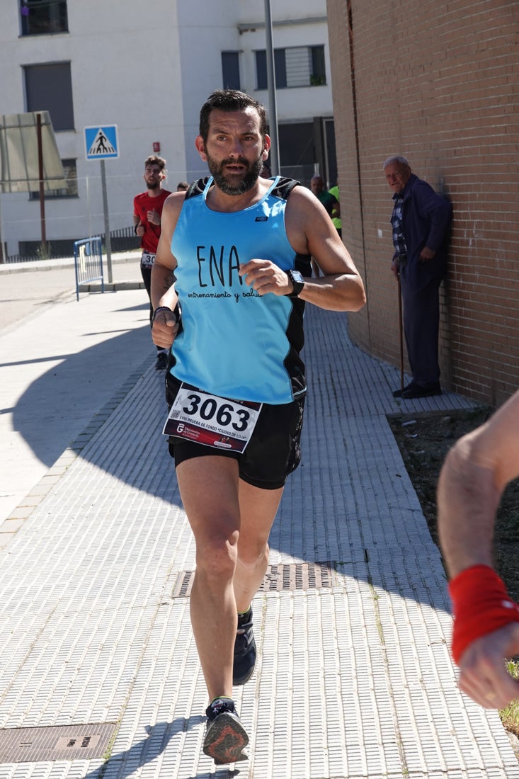 Manuel Santiago entra vistorioso a meta en la prueba de fondo de Loja. También lo hace victoriosa la más veterana de la cita. Y cientos de corredores desilan camino de la llegada al tartán.