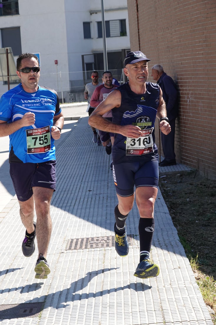 Manuel Santiago entra vistorioso a meta en la prueba de fondo de Loja. También lo hace victoriosa la más veterana de la cita. Y cientos de corredores desilan camino de la llegada al tartán.