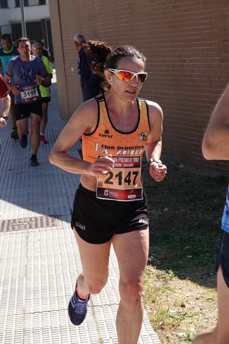 Manuel Santiago entra vistorioso a meta en la prueba de fondo de Loja. También lo hace victoriosa la más veterana de la cita. Y cientos de corredores desilan camino de la llegada al tartán.