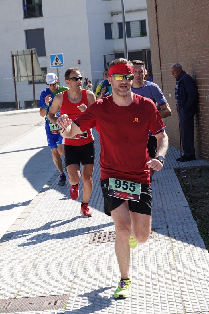 Manuel Santiago entra vistorioso a meta en la prueba de fondo de Loja. También lo hace victoriosa la más veterana de la cita. Y cientos de corredores desilan camino de la llegada al tartán.