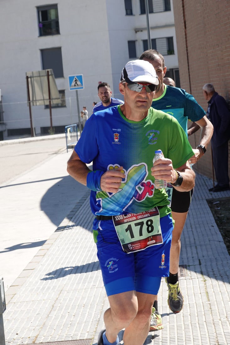 Manuel Santiago entra vistorioso a meta en la prueba de fondo de Loja. También lo hace victoriosa la más veterana de la cita. Y cientos de corredores desilan camino de la llegada al tartán.