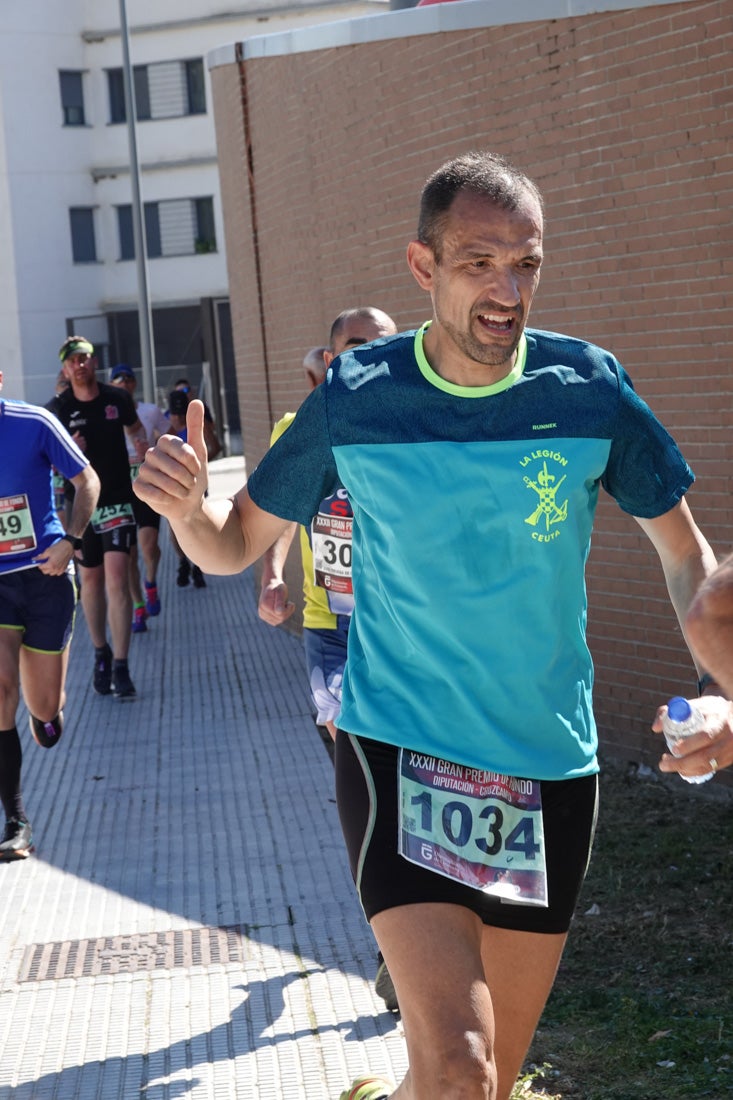 Manuel Santiago entra vistorioso a meta en la prueba de fondo de Loja. También lo hace victoriosa la más veterana de la cita. Y cientos de corredores desilan camino de la llegada al tartán.