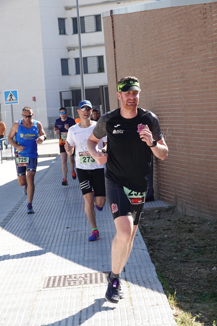 Manuel Santiago entra vistorioso a meta en la prueba de fondo de Loja. También lo hace victoriosa la más veterana de la cita. Y cientos de corredores desilan camino de la llegada al tartán.