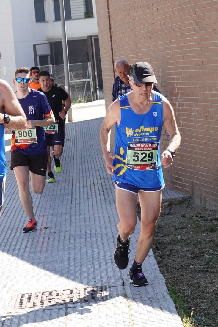 Manuel Santiago entra vistorioso a meta en la prueba de fondo de Loja. También lo hace victoriosa la más veterana de la cita. Y cientos de corredores desilan camino de la llegada al tartán.