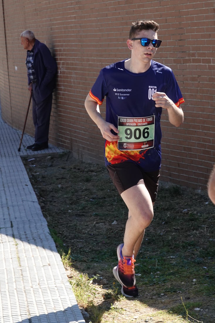 Manuel Santiago entra vistorioso a meta en la prueba de fondo de Loja. También lo hace victoriosa la más veterana de la cita. Y cientos de corredores desilan camino de la llegada al tartán.