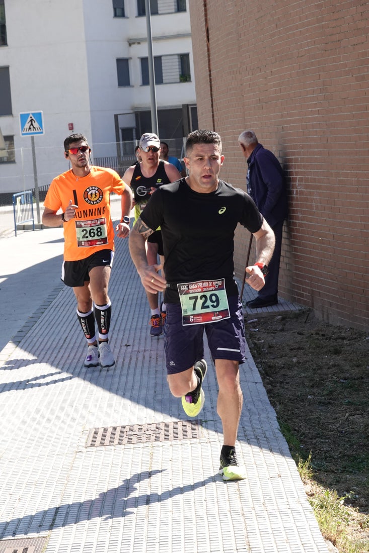 Manuel Santiago entra vistorioso a meta en la prueba de fondo de Loja. También lo hace victoriosa la más veterana de la cita. Y cientos de corredores desilan camino de la llegada al tartán.