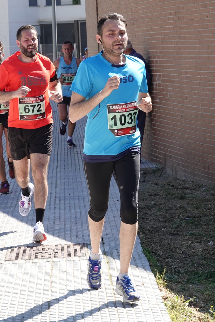 Manuel Santiago entra vistorioso a meta en la prueba de fondo de Loja. También lo hace victoriosa la más veterana de la cita. Y cientos de corredores desilan camino de la llegada al tartán.