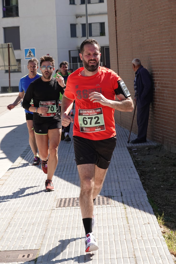 Manuel Santiago entra vistorioso a meta en la prueba de fondo de Loja. También lo hace victoriosa la más veterana de la cita. Y cientos de corredores desilan camino de la llegada al tartán.