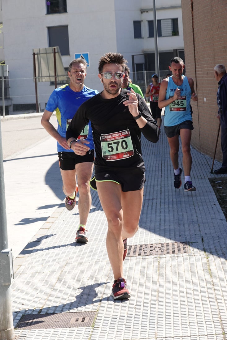 Manuel Santiago entra vistorioso a meta en la prueba de fondo de Loja. También lo hace victoriosa la más veterana de la cita. Y cientos de corredores desilan camino de la llegada al tartán.