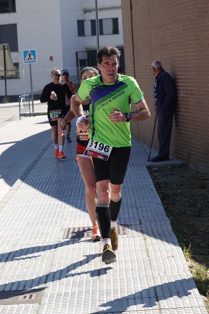 Manuel Santiago entra vistorioso a meta en la prueba de fondo de Loja. También lo hace victoriosa la más veterana de la cita. Y cientos de corredores desilan camino de la llegada al tartán.