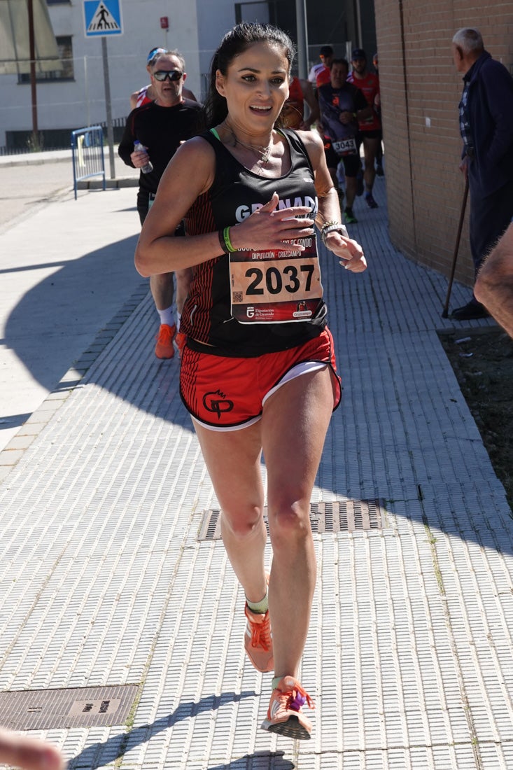 Manuel Santiago entra vistorioso a meta en la prueba de fondo de Loja. También lo hace victoriosa la más veterana de la cita. Y cientos de corredores desilan camino de la llegada al tartán.