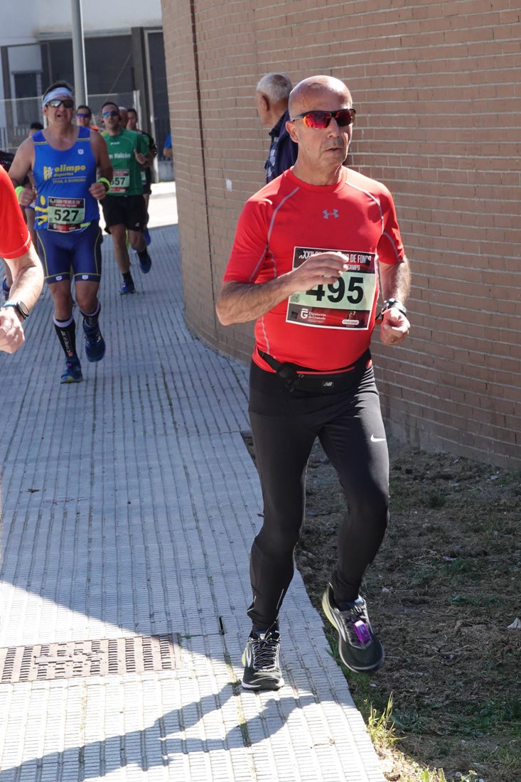 Manuel Santiago entra vistorioso a meta en la prueba de fondo de Loja. También lo hace victoriosa la más veterana de la cita. Y cientos de corredores desilan camino de la llegada al tartán.