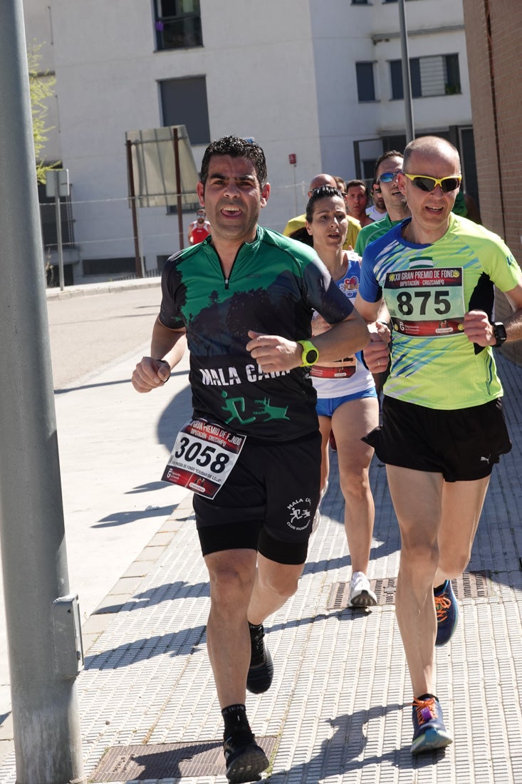 Manuel Santiago entra vistorioso a meta en la prueba de fondo de Loja. También lo hace victoriosa la más veterana de la cita. Y cientos de corredores desilan camino de la llegada al tartán.