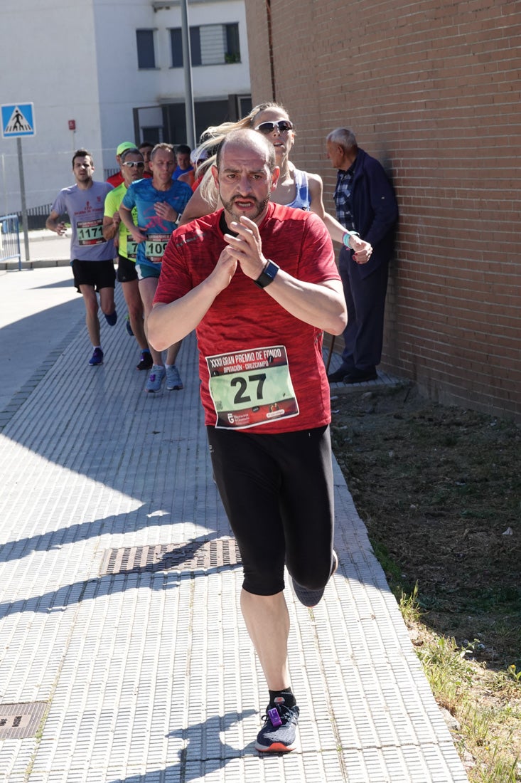 Manuel Santiago entra vistorioso a meta en la prueba de fondo de Loja. También lo hace victoriosa la más veterana de la cita. Y cientos de corredores desilan camino de la llegada al tartán.