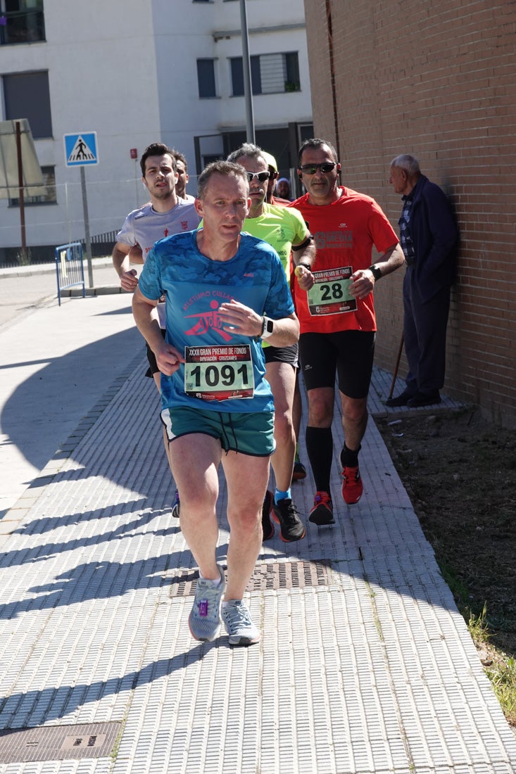 Manuel Santiago entra vistorioso a meta en la prueba de fondo de Loja. También lo hace victoriosa la más veterana de la cita. Y cientos de corredores desilan camino de la llegada al tartán.