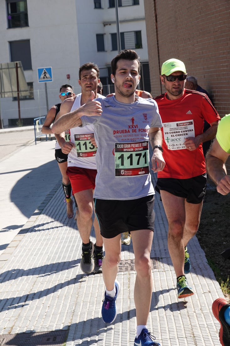 Manuel Santiago entra vistorioso a meta en la prueba de fondo de Loja. También lo hace victoriosa la más veterana de la cita. Y cientos de corredores desilan camino de la llegada al tartán.