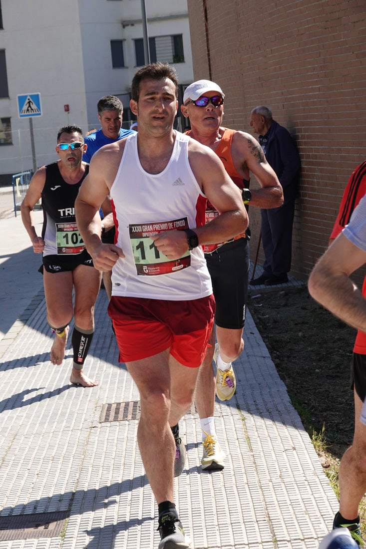 Manuel Santiago entra vistorioso a meta en la prueba de fondo de Loja. También lo hace victoriosa la más veterana de la cita. Y cientos de corredores desilan camino de la llegada al tartán.