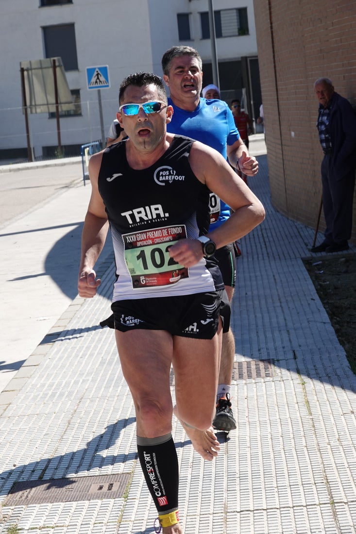 Manuel Santiago entra vistorioso a meta en la prueba de fondo de Loja. También lo hace victoriosa la más veterana de la cita. Y cientos de corredores desilan camino de la llegada al tartán.