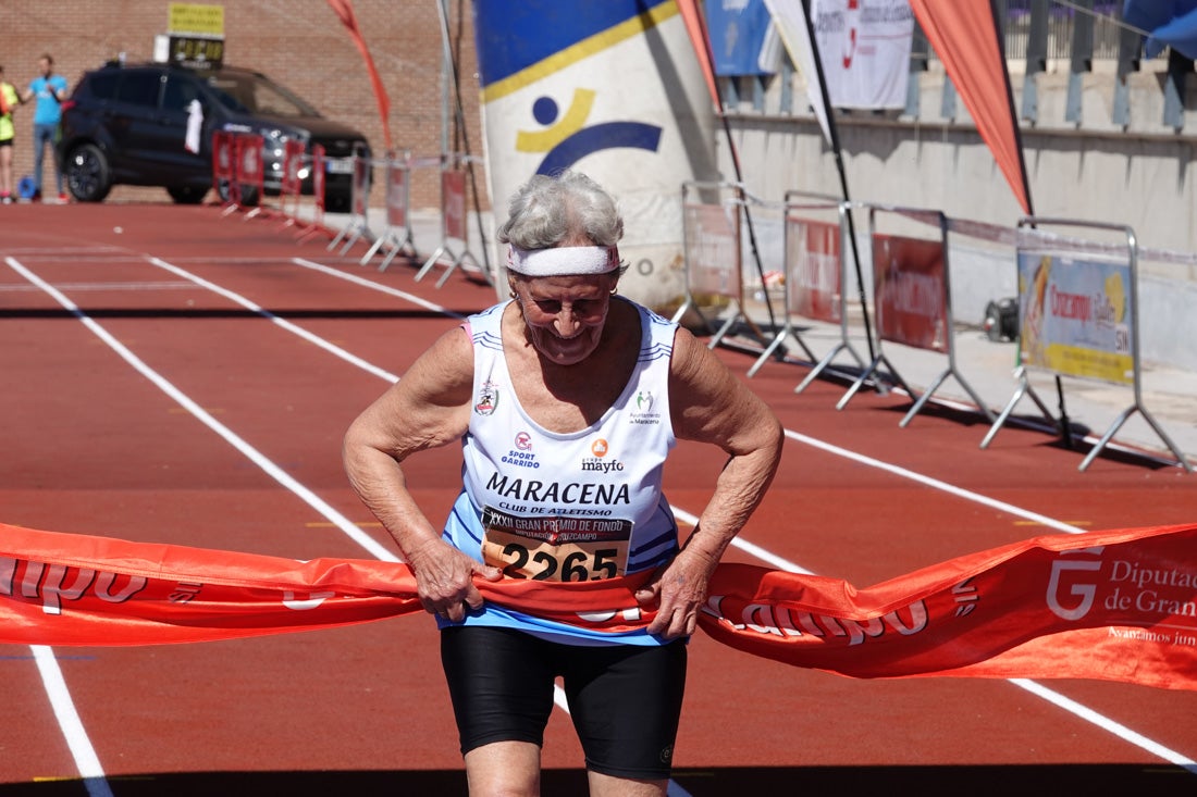 Manuel Santiago entra vistorioso a meta en la prueba de fondo de Loja. También lo hace victoriosa la más veterana de la cita. Y cientos de corredores desilan camino de la llegada al tartán.