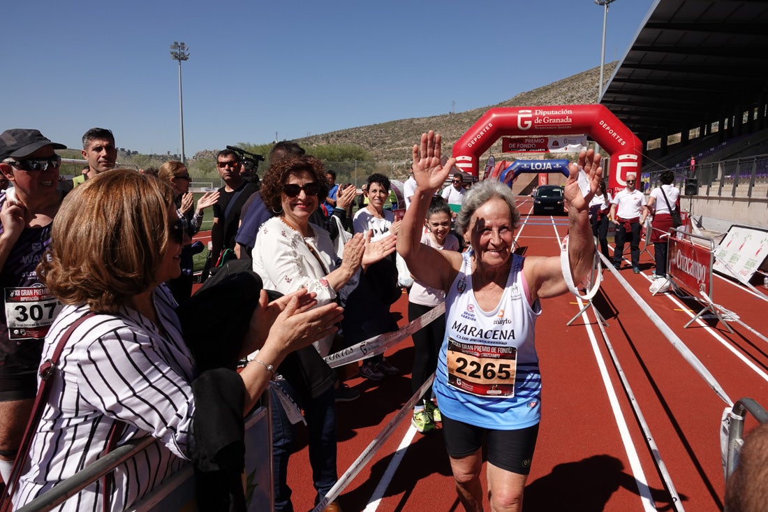 Manuel Santiago entra vistorioso a meta en la prueba de fondo de Loja. También lo hace victoriosa la más veterana de la cita. Y cientos de corredores desilan camino de la llegada al tartán.