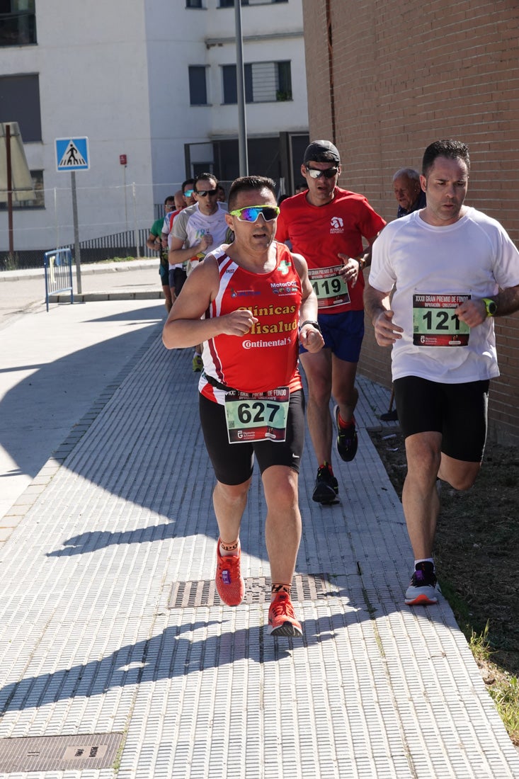 A algunos participantes parece que los 10 kilómetros del reccorido de la prueba de fondo de Loja se les hace leve a tenor de sus sonrisas y buen rollo. Otros en cambio parecen sufrir más o simplemente se concentran para disfrutar de la carrera.