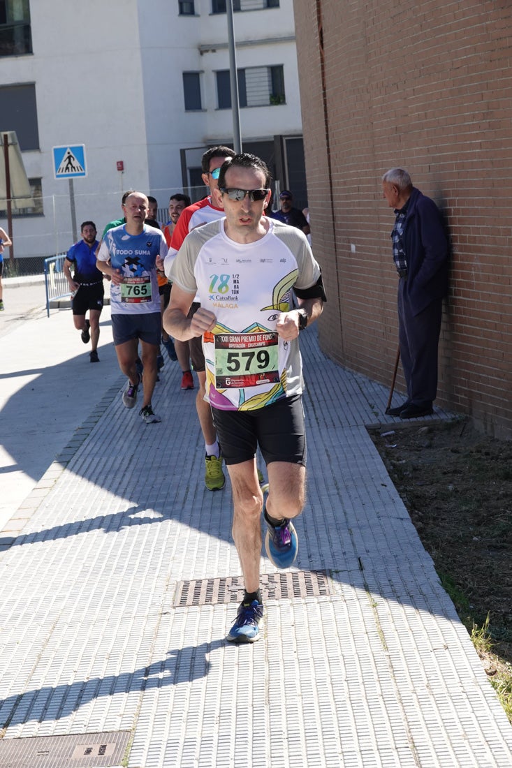 A algunos participantes parece que los 10 kilómetros del reccorido de la prueba de fondo de Loja se les hace leve a tenor de sus sonrisas y buen rollo. Otros en cambio parecen sufrir más o simplemente se concentran para disfrutar de la carrera.