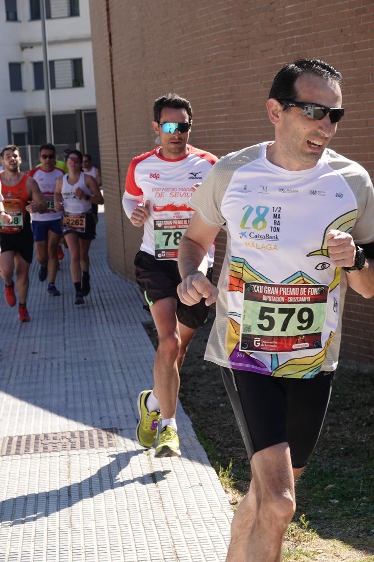 A algunos participantes parece que los 10 kilómetros del reccorido de la prueba de fondo de Loja se les hace leve a tenor de sus sonrisas y buen rollo. Otros en cambio parecen sufrir más o simplemente se concentran para disfrutar de la carrera.