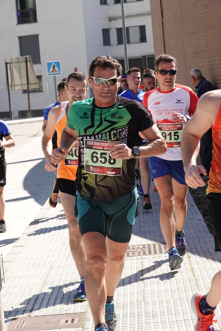 A algunos participantes parece que los 10 kilómetros del reccorido de la prueba de fondo de Loja se les hace leve a tenor de sus sonrisas y buen rollo. Otros en cambio parecen sufrir más o simplemente se concentran para disfrutar de la carrera.