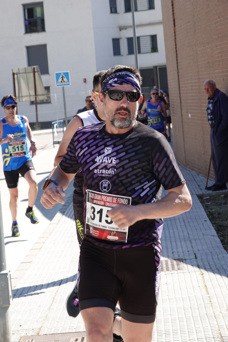 A algunos participantes parece que los 10 kilómetros del reccorido de la prueba de fondo de Loja se les hace leve a tenor de sus sonrisas y buen rollo. Otros en cambio parecen sufrir más o simplemente se concentran para disfrutar de la carrera.