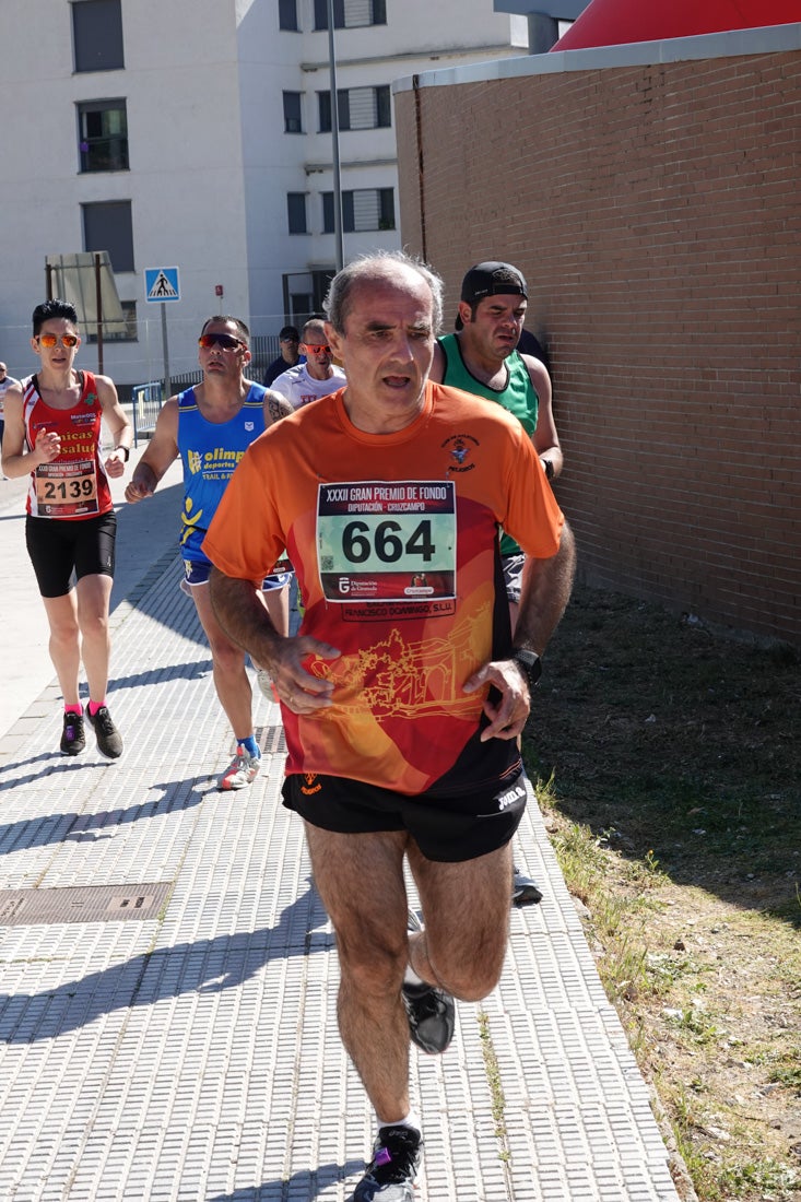 A algunos participantes parece que los 10 kilómetros del reccorido de la prueba de fondo de Loja se les hace leve a tenor de sus sonrisas y buen rollo. Otros en cambio parecen sufrir más o simplemente se concentran para disfrutar de la carrera.