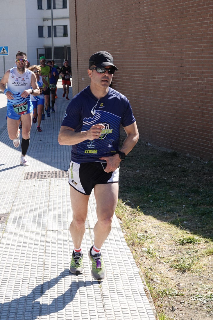 A algunos participantes parece que los 10 kilómetros del reccorido de la prueba de fondo de Loja se les hace leve a tenor de sus sonrisas y buen rollo. Otros en cambio parecen sufrir más o simplemente se concentran para disfrutar de la carrera.